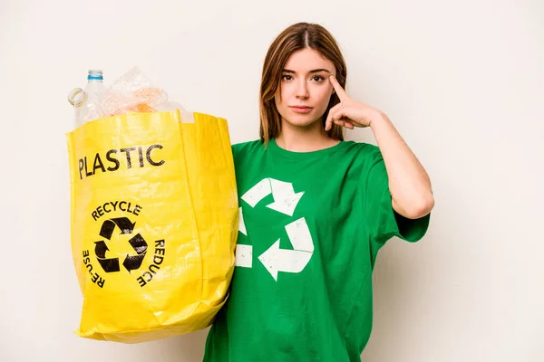 Młoda Kobieta Trzyma Torbę Pełną Plastikowych Butelek Recyklingu Odizolowanych Białym — Zdjęcie stockowe