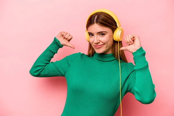 Νεαρή Καυκάσια Γυναίκα Που Ακούει Μουσική Απομονωμένη Ροζ Φόντο Αισθάνεται — Φωτογραφία Αρχείου