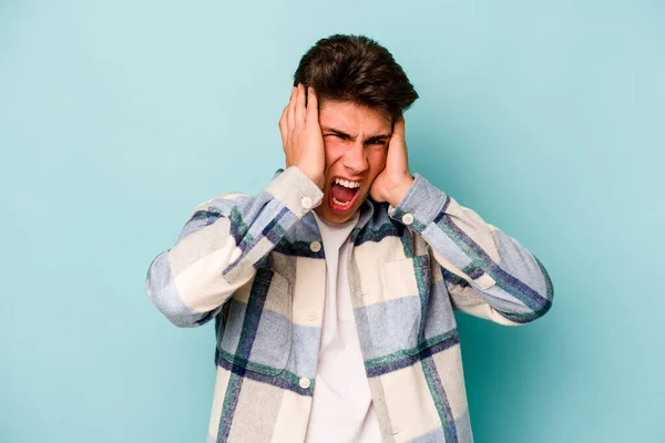 Joven Hombre Caucásico Aislado Sobre Fondo Azul Cubriendo Las Orejas — Foto de Stock