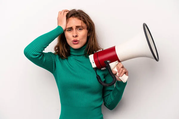 Jonge Blanke Vrouw Met Een Megafoon Geïsoleerd Witte Achtergrond Wordt — Stockfoto