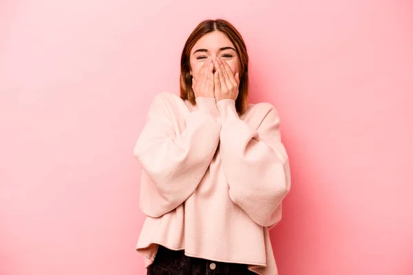 Jonge Kaukasische Vrouw Geïsoleerd Roze Achtergrond Lachen Iets Bedekken Mond — Stockfoto