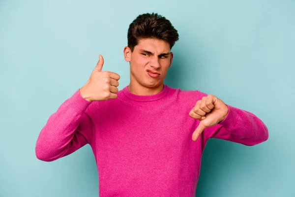 Young Caucasian Man Isolated Blue Background Showing Thumbs Thumbs Difficult — Stock Photo, Image