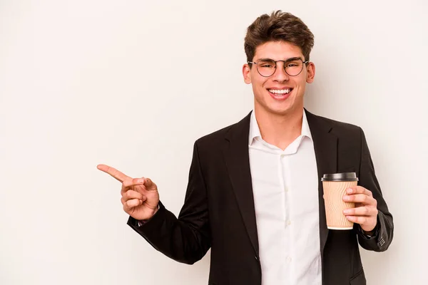 Ung Kaukasisk Affärsman Håller Takeaway Kaffe Isolerad Vit Bakgrund Ler — Stockfoto