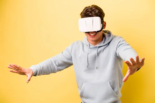 Joven Hombre Caucásico Con Gafas Virtuales Aisladas Sobre Fondo Amarillo —  Fotos de Stock