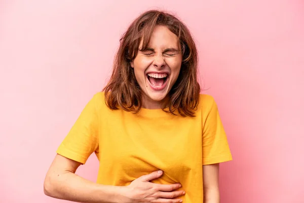 Jonge Blanke Vrouw Geïsoleerd Roze Achtergrond Raakt Buik Glimlacht Zachtjes — Stockfoto