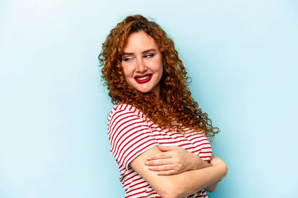 Jovem Mulher Branca Gengibre Isolado Fundo Azul Rindo Divertindo — Fotografia de Stock