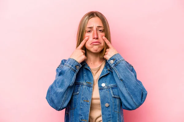 Ung Kaukasisk Kvinna Isolerad Rosa Bakgrund Gråter Missnöjd Med Något — Stockfoto