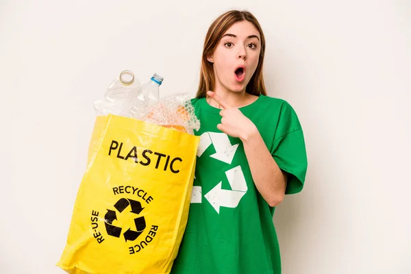 Jovem Segurando Saco Cheio Garrafas Plástico Para Reciclar Isolado Fundo — Fotografia de Stock