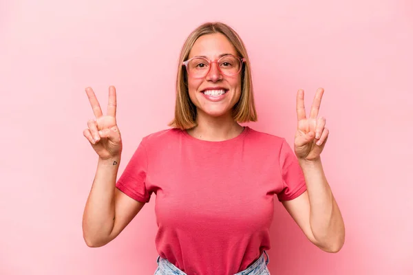 Молода Біла Жінка Ізольована Рожевому Тлі Показуючи Знак Перемоги Посміхаючись — стокове фото