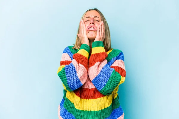 Jeune Femme Caucasienne Isolée Sur Fond Bleu Pleurant Pleurant Disconsolément — Photo