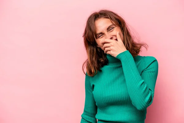 Joven Mujer Caucásica Aislada Sobre Fondo Rosa Riendo Feliz Despreocupada —  Fotos de Stock