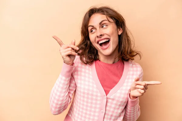 Jonge Blanke Vrouw Geïsoleerd Beige Achtergrond Wijzend Naar Verschillende Kopieerruimtes — Stockfoto