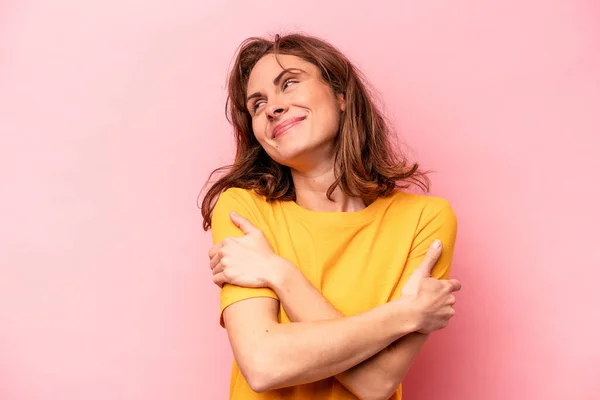 Mulher Caucasiana Jovem Isolado Abraços Fundo Rosa Sorrindo Despreocupado Feliz — Fotografia de Stock