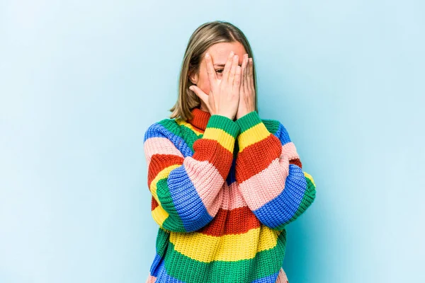 Jeune Femme Caucasienne Isolée Sur Fond Bleu Cligner Des Yeux — Photo