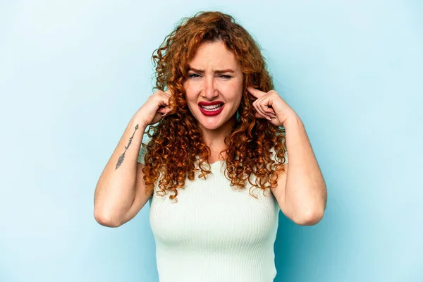 Young Ginger Caucasian Woman Isolated Blue Background Covering Ears Fingers — Stock Photo, Image