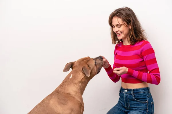 Jovem Caucasiana Com Seu Cão Isolado Fundo Branco — Fotografia de Stock