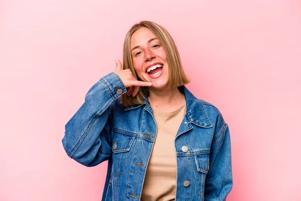 Mulher Branca Jovem Isolado Fundo Rosa Mostrando Gesto Chamada Telefone — Fotografia de Stock