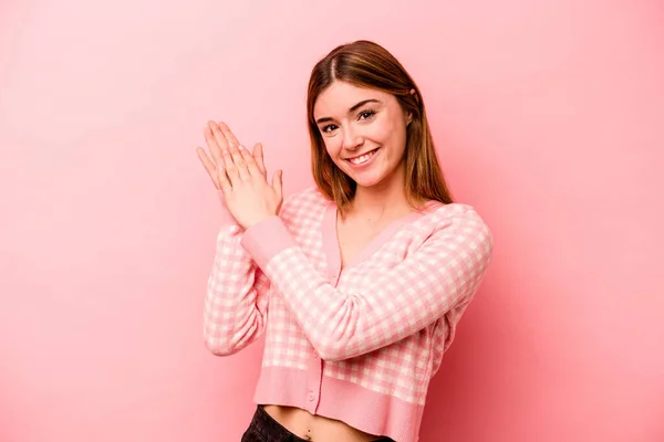 ピンクの背景に孤立した若い白人女性は 精力的で快適な感じ 手をこすり自信を持って — ストック写真