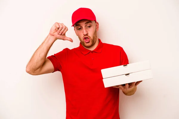 Junger Lieferkaukasier Der Pizzen Isoliert Auf Weißem Hintergrund Hält Und — Stockfoto