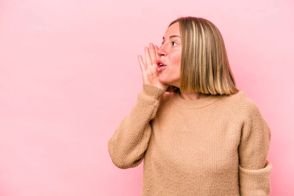 Joven Mujer Caucásica Aislada Sobre Fondo Rosa Está Diciendo Una —  Fotos de Stock