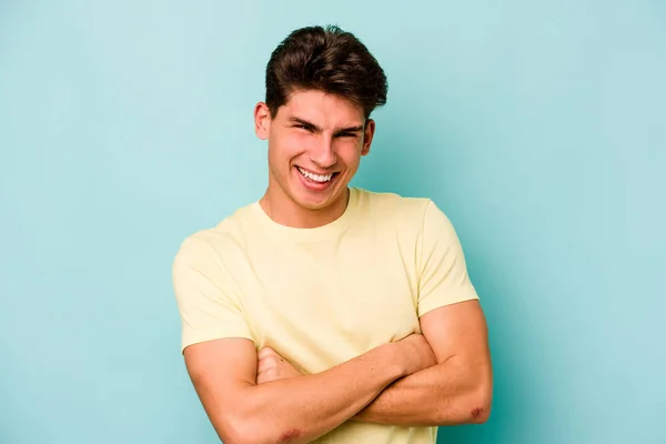 青い背景の笑いと楽しさに隔離された若い白人男性 — ストック写真