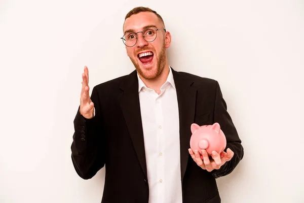 Jovem Homem Caucasiano Negócios Segurando Porquinho Banco Isolado Fundo Branco — Fotografia de Stock