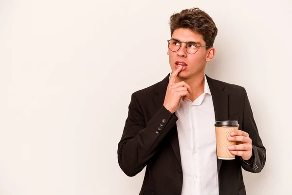 Joven Hombre Negocios Caucásico Sosteniendo Café Para Llevar Aislado Sobre — Foto de Stock