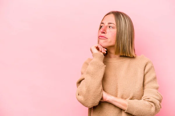 Young Caucasian Woman Isolated Pink Background Relaxed Thinking Something Looking — Stock Photo, Image