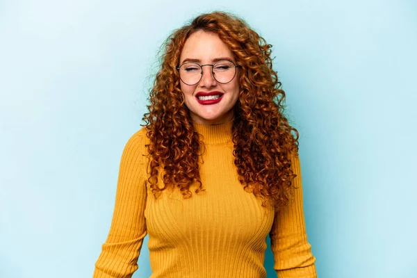 Jeune Femme Caucasienne Gingembre Isolé Sur Fond Bleu Rit Ferme — Photo