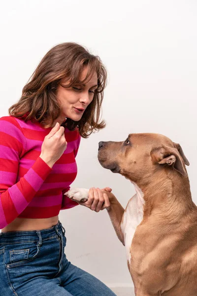 Jovem Caucasiana Com Seu Cão Isolado Fundo Branco — Fotografia de Stock