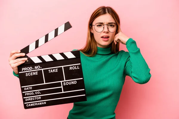 Jonge Kaukasische Vrouw Houden Een Klapbord Geïsoleerd Roze Achtergrond Tonen — Stockfoto