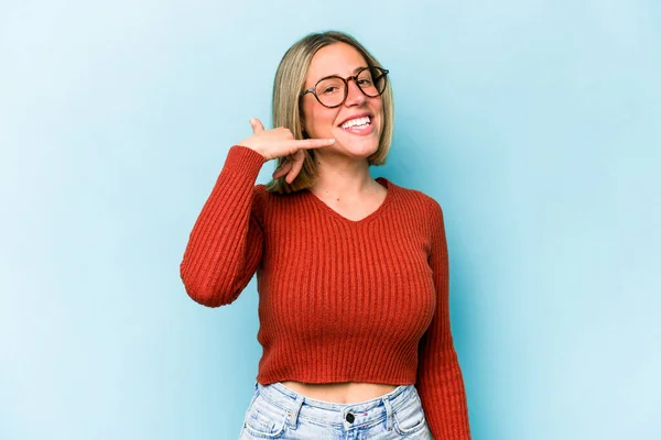 Mulher Branca Jovem Isolado Fundo Azul Mostrando Gesto Chamada Telefone — Fotografia de Stock