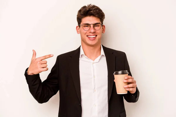 Mladý Kavkazský Podnikatel Držící Odnášející Kávu Izolované Bílém Pozadí Osoba — Stock fotografie