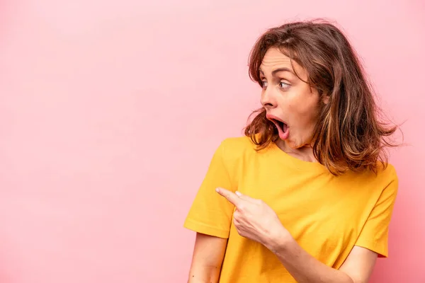 Mulher Caucasiana Jovem Isolado Pontos Fundo Rosa Com Dedo Polegar — Fotografia de Stock