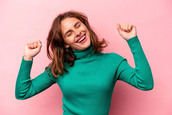 Mujer Caucásica Joven Aislada Sobre Fondo Rosa Celebrando Día Especial — Foto de Stock