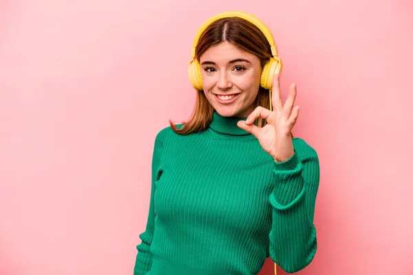 Jonge Blanke Vrouw Luisteren Naar Muziek Geïsoleerd Roze Achtergrond Vrolijk — Stockfoto