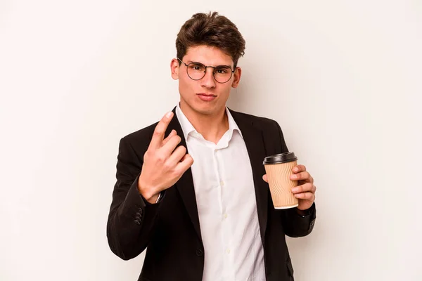 Ung Forretningsmann Som Holder Kaffekopp Isolert Hvit Bakgrunn Med Fingeren – stockfoto