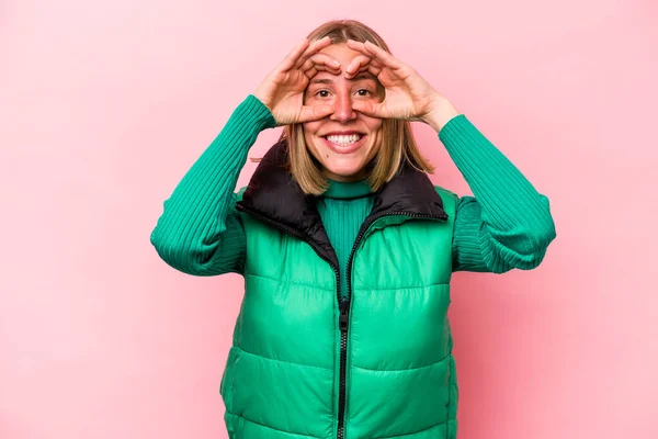 Jovem Mulher Caucasiana Isolado Fundo Rosa Mostrando Sinal Sobre Olhos — Fotografia de Stock