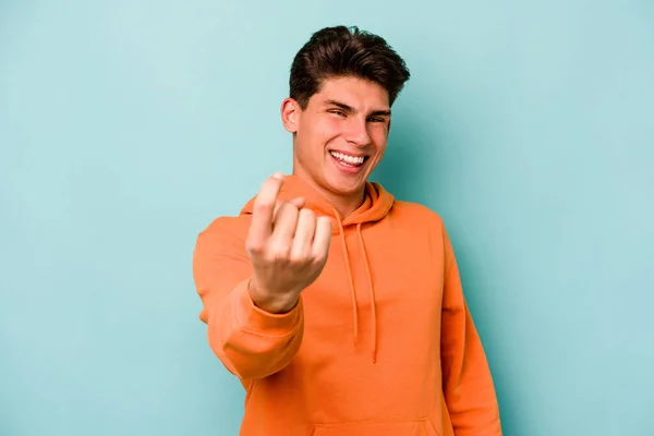 Kafkasyalı Genç Adam Mavi Arka Planda Izole Edilmiş Seni Işaret — Stok fotoğraf