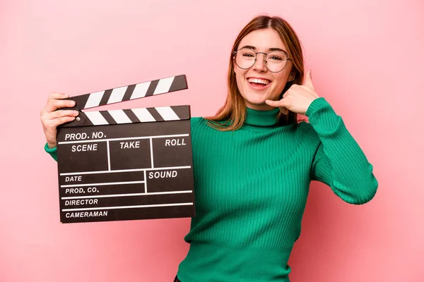 Joven Mujer Caucásica Sosteniendo Clapperboard Aislado Sobre Fondo Rosa Mostrando — Foto de Stock