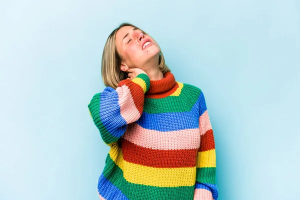 青い背景に隔離された若い白人女性鎮静剤の生活習慣による首の痛み — ストック写真