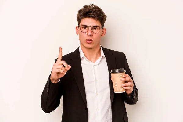 Młody Biały Biznesmen Trzymający Kawę Wynos Białym Tle Mający Świetny — Zdjęcie stockowe