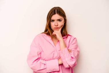 Beyaz arka planda izole edilmiş beyaz bir kadın mutsuz bir şekilde alaycı bir ifadeyle kameraya bakıyor..