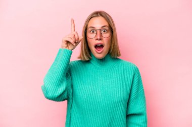 Pembe arka planda soyutlanmış beyaz bir kadının bir fikri var, ilham verici bir kavram..