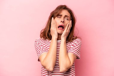 Pembe arka planda yalnız kalmış, ağlayan ve sızlanan beyaz bir kadın..