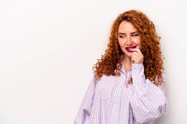 Beyaz arka planda izole edilmiş beyaz tenli genç bir kadın rahatlamış fotokopi odasına bakan bir şey düşünüyor..