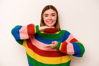 Beyaz arka planda izole edilmiş beyaz bir kadın iki eliyle bir şey tutuyor, ürün sunumu..