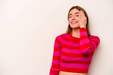 Beyaz arka planda izole edilmiş genç beyaz kadın gülüyor, kaygısız, doğal duygu..