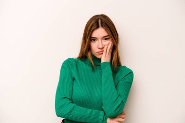 Beyaz arka planda izole edilmiş, sıkılmış, yorgun ve dinlenmeye ihtiyacı olan beyaz bir kadın..