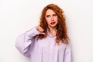 Beyaz arka planda izole edilmiş genç, beyaz tenli bir kadın hoşlanmadığı bir hareket gösteriyor. Anlaşmazlık konsepti.